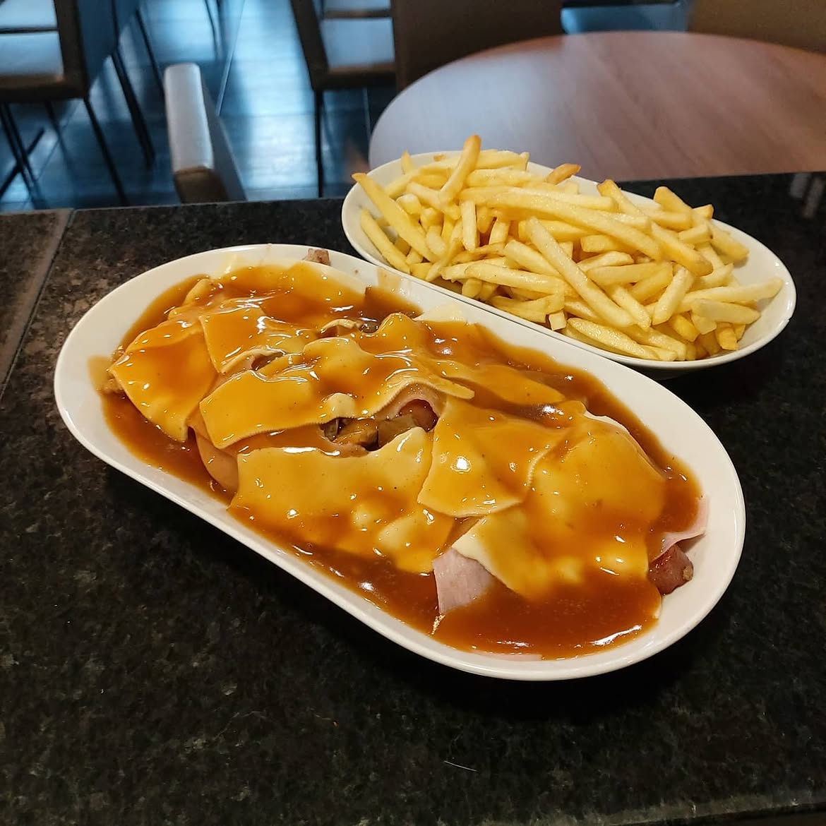 Francesinha com batata frita